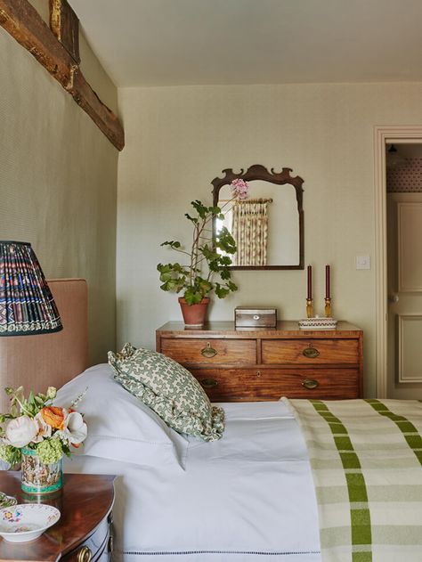 Romantic Italian Bedroom, Colonial Cottage Interior, Grandma Core Bedroom, Brown Apartment, Camp Bedroom, Cottage Core Bedroom, Romantic Lifestyle, Cottagecore Bedroom, Green Cottage