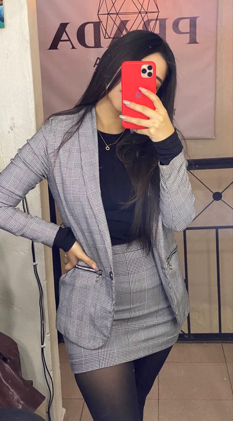 Traje con minifalda color gris, para invierno Outfit Lari, Outfit Elegantes, Office Outfit, Office Outfits, Outfits Aesthetic, Pencil Skirt, Casual Outfits, Cute Outfits, Ootd