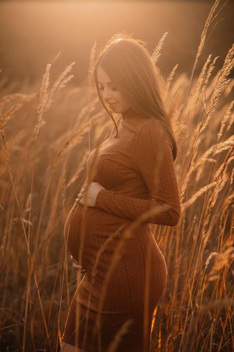 Fall Colors Maternity Shoot, Maternity Photo Shoot Ideas Feild, Fall Field Maternity Pictures, Rustic Fall Maternity Photos, Budget Maternity Shoot, Maternity Shoot November, Fall Farm Maternity Pictures, Maternity Pic Outfits, Maternity Pictures In March