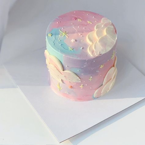 https://www.instagram.com/p/Cv65MUNMOO6/?igshid=MzRlODBiNWFlZA== Cloud Nine Cake Ideas, Pastel Aesthetic Birthday, Unique Unicorn Cake Design, Double Cake Design, Clouds Birthday Cake, Pink And Blue Birthday Cake, Galaxy Themed Cake, Sunrise Cake, Pink And Blue Cake