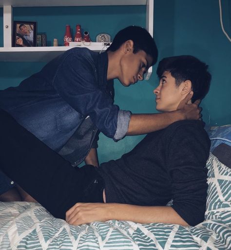 #gay #teenlove #bestfriends #bisexual #bisexualpride Asian Aesthetic, Gay Aesthetic, Photographie Portrait Inspiration, Love Aesthetic, Men Kissing, Lgbt Love, Gay Romance, Teen Love, Young Men