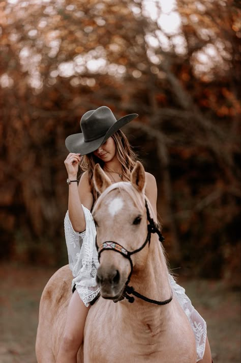 Iphone Contacts Aesthetic, Senior Horse Photography, Cowgirl Senior Pictures, Aesthetic Couple Poses, Halloween Costumes Couple, Couples Wallpaper, Horse Photoshoot Ideas, Equine Photography Poses, Western Photo Shoots