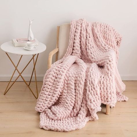 Pink Knit Throw Blanket, Pink Fluffy Throw Blanket, Blush Pink Throw Blanket, Cute Throw Blankets For Teens, Chunky Knit Throw On Bed, Pink Blankets Aesthetic, Weighted Knit Blanket, Blush Throw Blanket, Light Pink Blankets