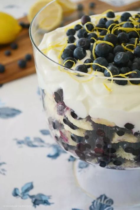 Blueberry-Lemon Tiramisu | Foodtalk Blueberry Crumb Bars, Lemon Tiramisu, Green Smoothie Challenge, Low Fat Desserts, Blueberry Cookies, Herb Stuffing, Lemon Yogurt, Lemon Cake Mixes, Nonfat Greek Yogurt