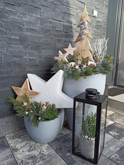 Christmas Garden Decorations, Winter Planter, Christmas Planters, Christmas Porch Decor, Christmas Decorations Diy Outdoor, Christmas Garden, Warm Christmas, Front Porch Christmas Decor, Christmas Porch