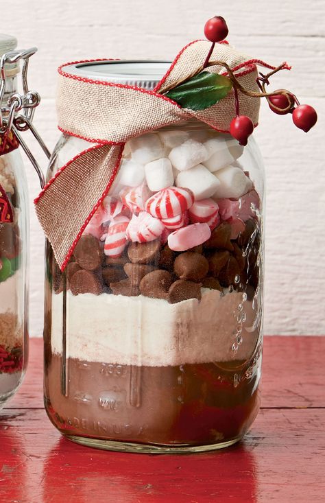 Make This Peppermint Hot Cocoa Mix on a Snowy Daythepioneerwoman Hot Chocolate Gift Bags, Homemade Hot Chocolate Gift, Peppermint Hot Chocolate Mix, Gifts People Actually Want, Christmas Food Gift Ideas, Creative Homemade Gifts, Gifts In Jars, Christmas Gifts Cheap, Hot Cocoa Mix Recipe