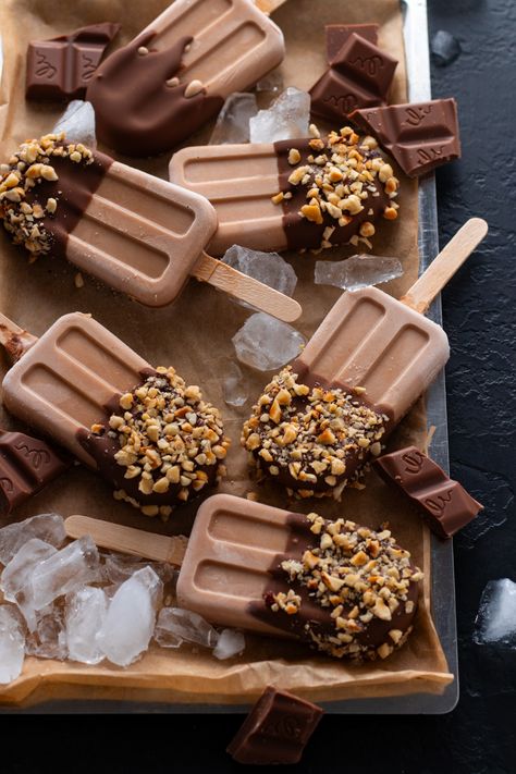 Homemade Chocolate Popsicles - Days of Jay Chocolate Covered Popsicles, Chocolate Ice Cream Popsicles, Popsicle Chocolate, Chocolate Popsicle Recipes, Coffee Popsicles, Chocolate Popsicles, Ice Cream Pops, Yummy Ice Cream, Homemade Popsicles