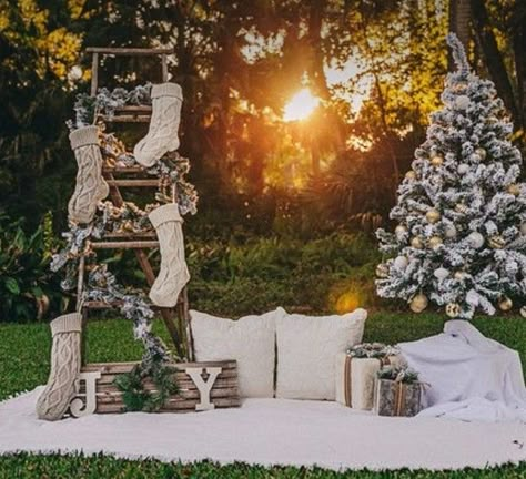 Christmas Mini Sessions Outdoor, Christmas Mini Session Ideas, Outdoor Christmas Photos, Diy Christmas Photoshoot, Christmas Mini Ideas, Christmas Mini Shoot, Christmas Setup, Christmas Pic Ideas, Photography Sets