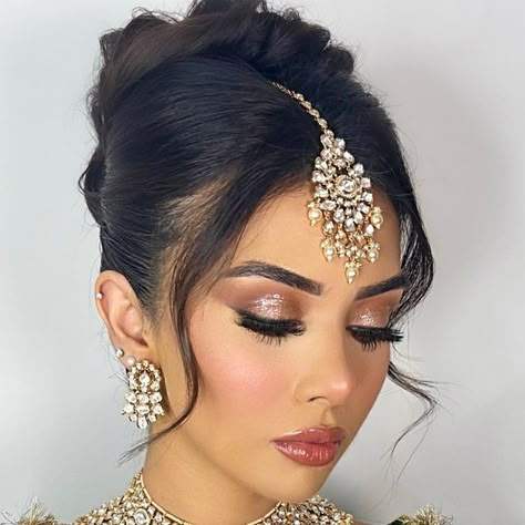 Makeup Looks For Desi Wedding, Makeup With Green Lehenga, Indian Wedding Guest Nails, Bridal Hair Indian Wedding, Desi Wedding Makeup Looks, Peach Makeup Look Indian, Pakistani Wedding Makeup Look, Soft Glam Bridal Makeup Indian, Indian Makeup Looks Wedding Bride