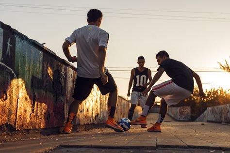 Nike's 'Inside Small Sided' Highlights the Street Soccer Culture of Santiago de Chile Street Football, Nike Street, Street Soccer, Girls Football Boots, Soccer Photography, Football Photography, Partner Dance, Nike Soccer, Playing Football