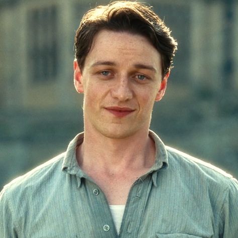 James McAvoy - Robbie Turner Robbie Turner Atonement, Robbie Turner, Atonement Movie, Jamesy Boy, Lake Scene, Scottish Actors, Turner Classic Movies, Charles Xavier, Ideal Boyfriend