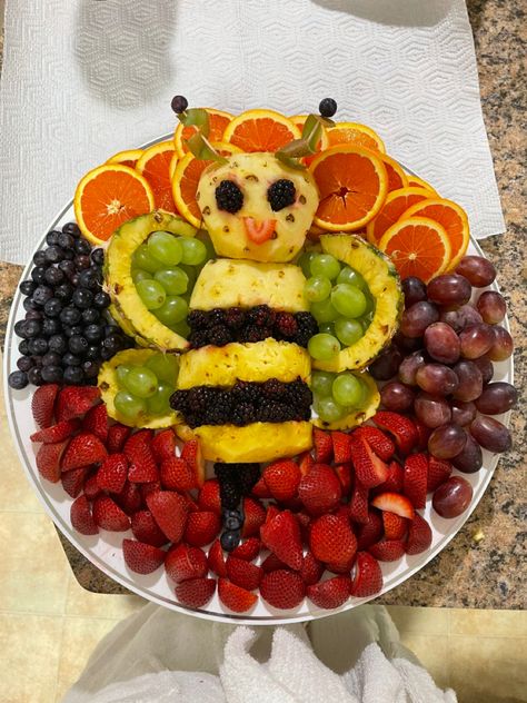 Bumblebee Fruit Tray, Bee Themed Fruit Tray, Bumblebee Food Ideas, Bee Party Snacks, Bee Themed Veggie Tray, Bumblebee Party Food, Bumble Bee Party Food Ideas, Bee Party Food Ideas Savory, Bee Fruit Platter