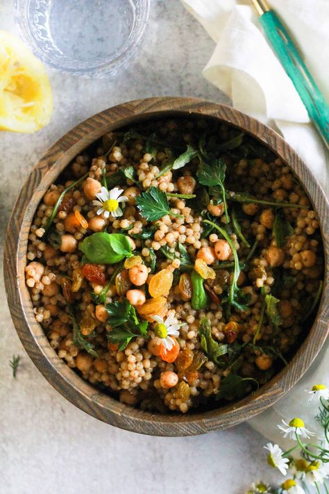 Easy Israeli Couscous with protein-packed chickpeas, golden raisins, and fresh herbs. This 20-minute vegan meal is so easy (you only need one pot!) and it's convenient for meal prep, too. Works for lunch, dinner, or as a plant-based side dish! #GratefulGrazer #IsraeliCousCous #Vegan #VeganMeals #EasyVeganMeals #VeganRecipes Pearl Couscous Recipes, Apartment Recipes, Veggie Dinners, Veg Meals, Denver Food, Veg Recipe, Weekly Recipes, One Pot Vegetarian, Pearl Couscous