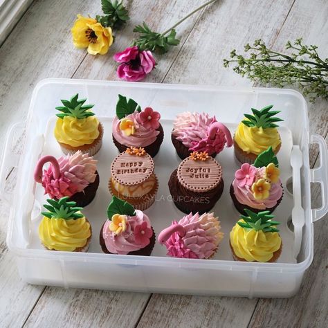 Birthday Cake Beautiful, Flamingo Birthday Cake, Tropical Cupcakes, Bolo Rapunzel, Flamingo Cupcakes, Cupcakes Design, Cake Beautiful, Summer Cupcakes, Tropical Birthday Party