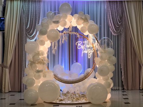 Sweet 16 Luxury Party, Luxury Decoration Party, Boujee Birthday Decorations, 19th Party Decorations, Luxury 18th Birthday Party, Simple Elegant Party Decor, Luxurious Birthday Party, 18th Birthday Elegant Theme, Upscale Birthday Party Decor