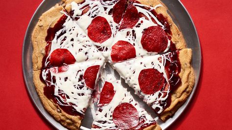 You like chocolate chip cookies You like pizza What could be better than a giant chocolate chip pizza cookie Pizza Cookie Recipe, Pizza Cookie Cake, Chocolate Chip Pizza, Cookie Pizza Recipe, Chocolate Chip Cookie Pizza, Valentine's Cakes, Pizza Variety, Dessert Pizzas, Pizza Cookie