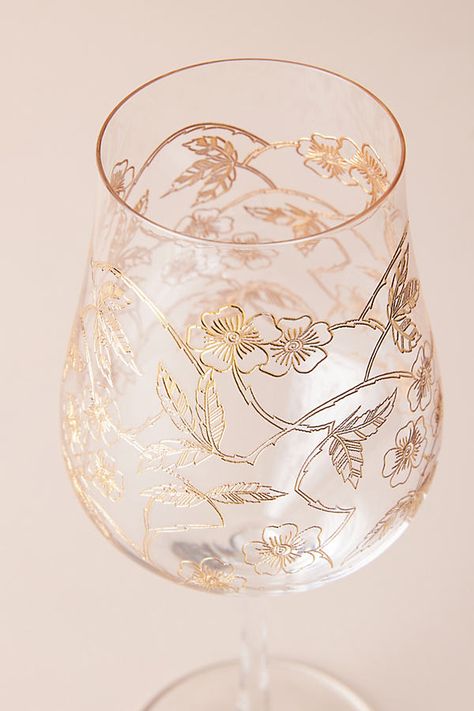 Dancing florals and interlaced vines add ornate visual interest to this elegant glassware. Wedding Glass Decoration Ideas, Mismatched Wine Glasses, Cool Wine Glasses, Dish Room, Cute Wine Glasses, Gold Wine Glasses, Dream Environment, Elegant Glassware, Unique Wine Glasses