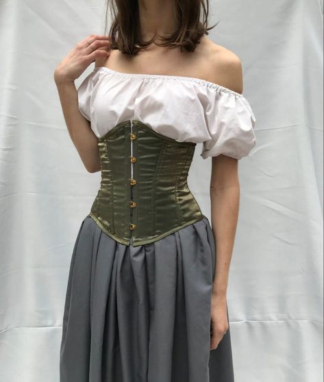 Green corset outfit with skirt and whte fluffy top. Brown Corset Dress, Corset Dress Long, French Meadows, Medieval Outfits, Corset Outfits, Brown Corset, Green Corset, Fest Outfits, Corset Outfit