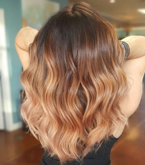 Dark Roots Hair Color, Bodies Sketch, Dark Roots Hair Color Ideas, Roots Hair Color, Strawberry Blonde Ombre, Colored Hair Roots, Dark Roots Hair, Strawberry Blonde Highlights, Blonde With Dark Roots