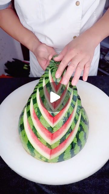 Watermelon Design Ideas, Watermelon Carving Ideas, Fancy Food Presentation, Watermelon Carving, Watermelon Designs, Watermelon Fruit, Health Dinner, Decorations Table, Fruit Carving