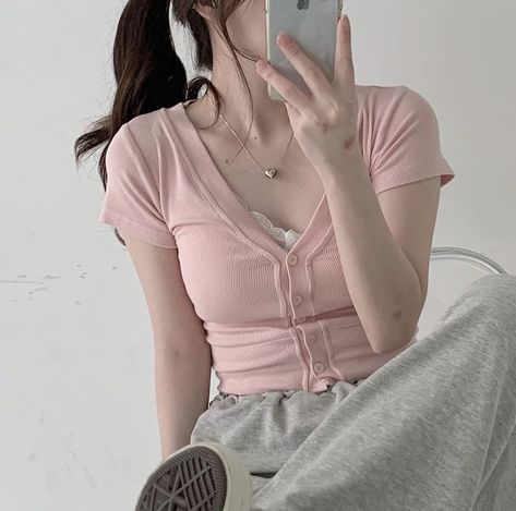 Soft Minimalist Aesthetic Outfit, Japanese Aesthetic Clothes, Korean Minimalist Aesthetic, Aesthetic Outfit Ideas, Kawaii Fashion Outfits, Swaggy Outfits, 가을 패션, Pink Outfits, Teenage Fashion Outfits