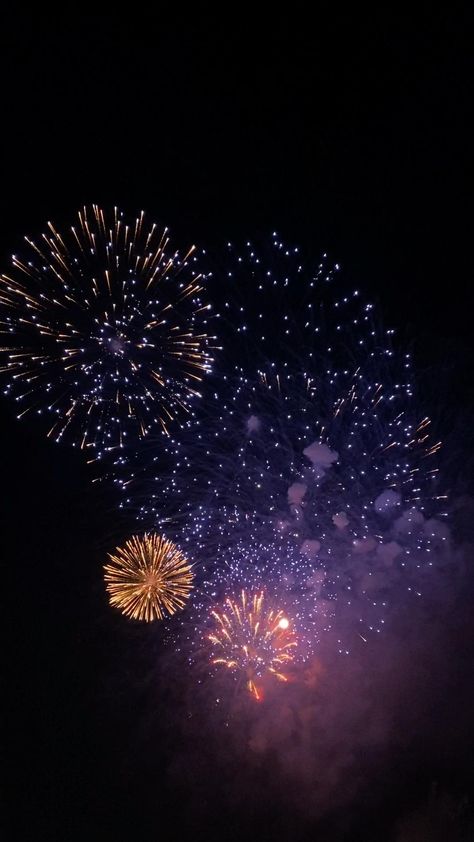 Fireworks In The Sky, Happy New Year Asethic, Fireworks Videos Night, Diwali Fireworks Photography, 2023 Ending Video, New Year Fireworks Videos, Sky Shots Diwali Video, Videos Of Fireworks, Fire Works Aesthetic