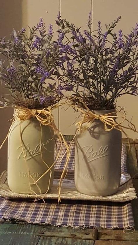 Spring Mason Jar Crafts, Mason Jars Ideas, Spring Mason Jar, Mason Jar Craft, Jars Ideas, Distressed Mason Jars, Aquarium Gravel, Bee Creative, Mason Jar Crafts Diy