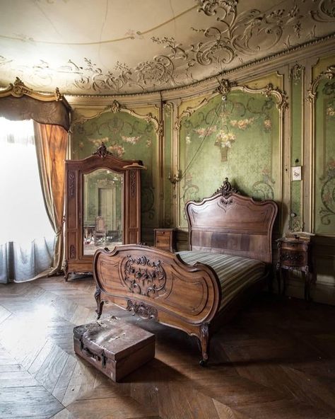 Eerie Pictures, Old Mansions Interior, Mansion Bedroom, Architecture Baroque, Castle Bedroom, Victorian Bedroom, Victorian Interior, Abandoned Mansion, Old Mansions