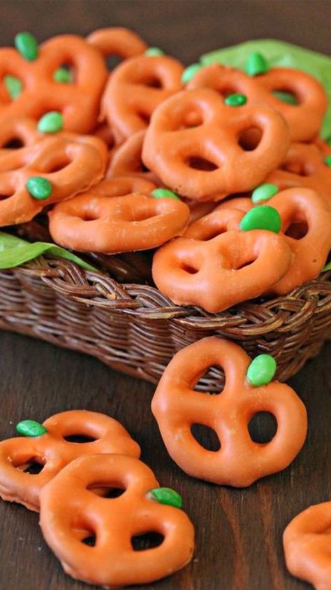 Are you ready to have the spookiest, coolest, and healthiest snack table ever? Check out these ideas for your Halloween party. Pretzel Pumpkins, Pumpkin Pretzels, Pelottava Halloween, Dessert Halloween, Postres Halloween, Recetas Halloween, Diy Halloween Treats, Dulces Halloween, Healthy Halloween Snacks