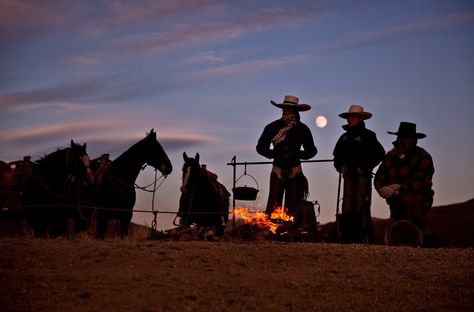 Cowboy camp at night fall.  Photo by David R. Stoecklein. Cowboys From Hell, Cowboy Aesthetic, Real Cowboys, Chuck Wagon, Around The Campfire, Cowboy Up, Cowboys And Indians, Western Aesthetic, Southern Gothic