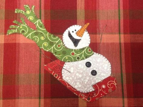 Sledding Fun, A Really Cute Snowman Diy Schneemann, Snowman Quilt, Appliqué Quilts, Start Sewing, Applique Pillows, Fabric Postcards, Christmas Applique, Holiday Quilts, Winter Quilts