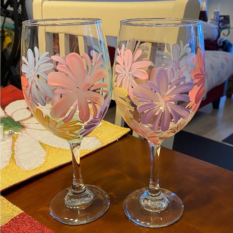 Hand Painted Large Wine Glasses. Already Wrapped For A Beautiful Birthday Present! Gorgeous, Unique And Thoughtful Gift. $45 Nwt Paint Wine Glasses Ideas, Painting Glass Cups, Wine Cup Painting Ideas, Easy Wine Glass Painting, Painting Cups, Hand Painted Wine Glasses Diy, 21st Birthday Glass, Wine Pull, Diy Wine Glasses Painted