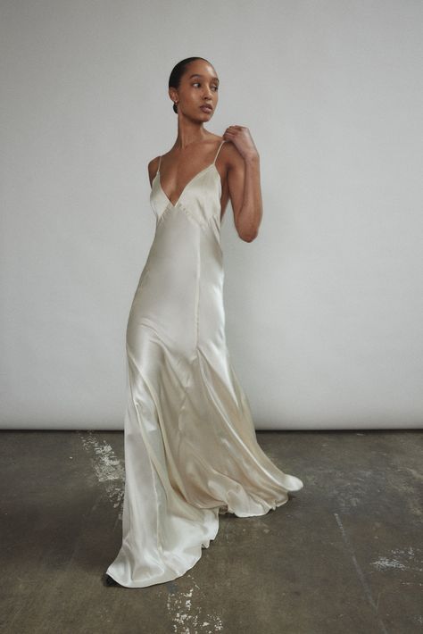 Wedding Dresses Slip Dress, Prom Minimalist Dress, Ivory Dress Outfit Classy, White Slip Wedding Dress, Slip Dress Wedding Gowns, Kamperett Wedding, Slip Dress Photoshoot, Simple Unique Wedding Dresses, Silk Wedding Dress Beach