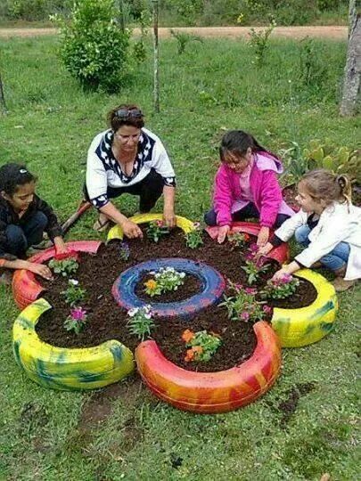 Flower Garden journey Tires In The Garden, Garden Tires, Kebun Herbal, Painted Tires, Tire Garden, Tire Planters, Tire Art, Jardim Diy, نباتات منزلية