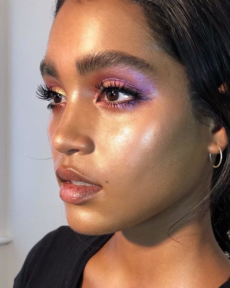 This MUA's Genius Highlighter Technique Lets You Fake the "Glass Skin" Look Editorial Make-up, Skin Highlighter, Nabla Cosmetics, Mekap Mata, Make Up Inspiration, Smink Inspiration, Beauty Make-up, Makijaż Smokey Eye, Purple Eyeshadow