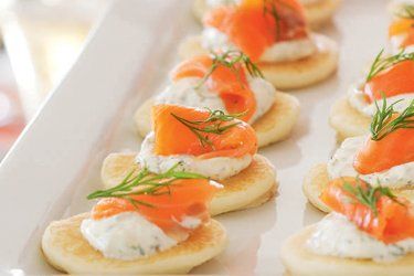 Blinis Recipe, Recipes Supper, Salmon Blinis, Smoked Salmon Blinis, Salmon Canapes, Lunch Recipe, Recipe Dinner, Christmas Lunch, Dinner Healthy