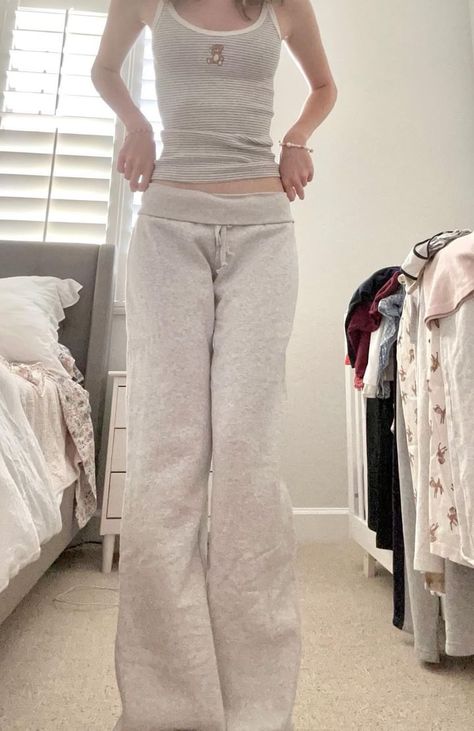 Tank Top And Pants Outfit, Y2k Yoga Outfit, Tube Top Outfit Comfy, Baggy Pants Fitted Top, Cute Fits Korean, White Pants Outfit School, Coquette Baggy Clothes, Baggy Tank Top Outfit, Gym Outfit Inspo Aesthetic