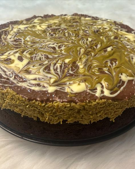 Kunafa Cake Pistachio Kunafa, Filled Chocolate Cake, Kunafa Recipe, Dubai Chocolate, Chocolate Pudding Recipes, Best Sweets, Trifle Recipe, Chocolate Pudding, Trifle