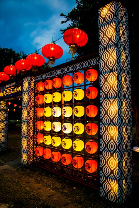 Japanese Festival Decorations, Japanese Food Festival, Japanese Event Decor, Japanese Lantern Festival, Lantern Installation, Japan Lantern, Japanese Entrance, Event Entrance Design, Lantern Fest