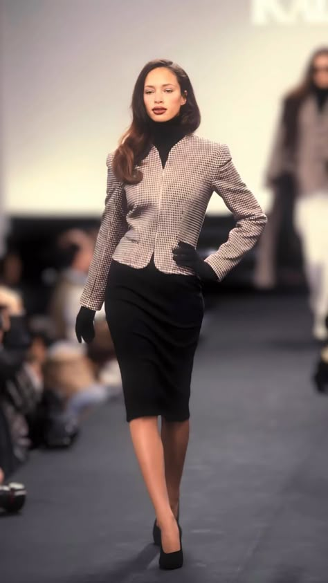 Ralph Lauren 1995, Brandi Quinones, Ralph Lauren Runway, Gloves Dress, 90s Minimalism, Model Runway, Runway Fashion Couture, Corporate Fashion, Elegant Sophisticated