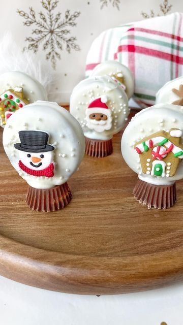 Oreo Cookie Snow Globes, Oreo Snowglobe Cookies, Snow Globe Oreos, Snow Globe Oreo Cookies, Christmas Dipped Oreos Holidays, Oreo Holiday Treats, Oreo Snowglobe, Oreo Dipped Christmas Cookies, Snow Globe Christmas Cookies