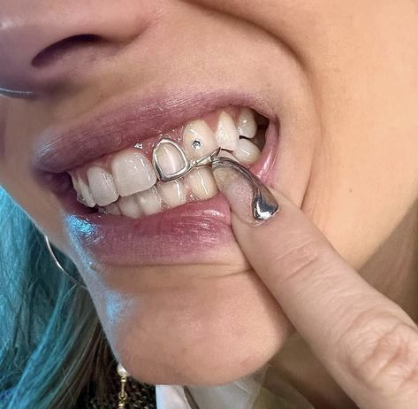 Tooth Grills For Women, Cute Grills For Women, Grills For Women Teeth, Silver Teeth Grillz, Gems Aesthetic, Open Face Grillz, Tooth Cap, Teeth Grills, Teeth Gems