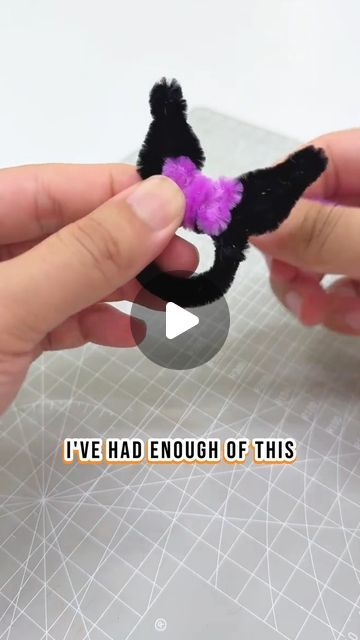 Halloween Crafts Pipe Cleaners, Bead And Pipe Cleaner Crafts, Pipe Cleaner Crafts Halloween, What To Do With Pipe Cleaners, Pipe Cleaner Halloween Crafts, Halloween Pipe Cleaner Crafts, Diy Pipe Cleaner Crafts, Things To Make Out Of Pipe Cleaners, Crafts With Pom Poms