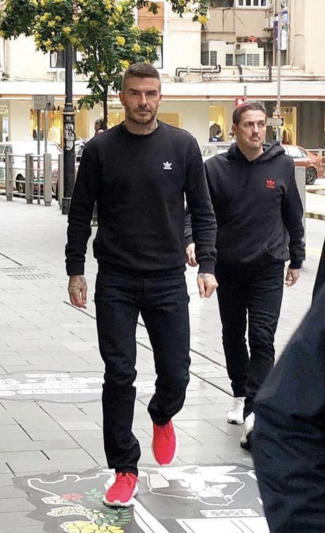 Red Sneakers Outfit Mens, Outfit Zapatillas Rojas, Beckham Style Outfits, David Beckham Adidas, David Beckham Casual, Red Sneakers Outfit, Beckham Haircut, David Beckham Style Outfits, David Beckham Suit