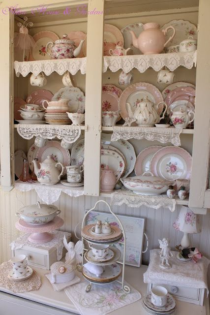 Aiken House & Gardens درج السلم, Cocina Shabby Chic, Era Victoria, Shabby Chic Decorating, Muebles Shabby Chic, Pink Saturday, Estilo Shabby Chic, Shabby Chic Dresser, Romantic Cottage