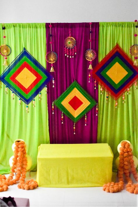 Holi Wall Decorations Ideas, Mehandi Backdrop Mehndi Decor, Holi Backdrop Ideas, Bornahan Decoration Ideas, Mehndi Backdrop, Pelli Decoration, Holi Decor, Haldi Function Decoration, Haldi Backdrop