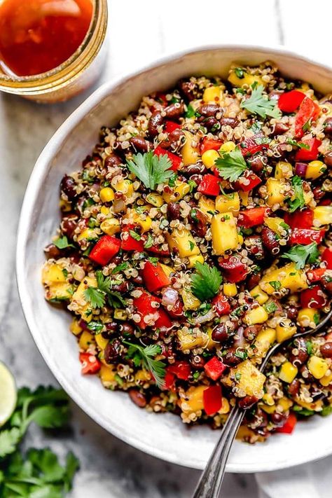 Southwestern Black Bean, Quinoa and Mango Salad - Skinnytaste Mango Quinoa, Vegan Bites, Inflammatory Meals, Bean Quinoa, Salad Quinoa, Lunch Options, Black Bean Quinoa, Veggie Meals, Yummy Meals