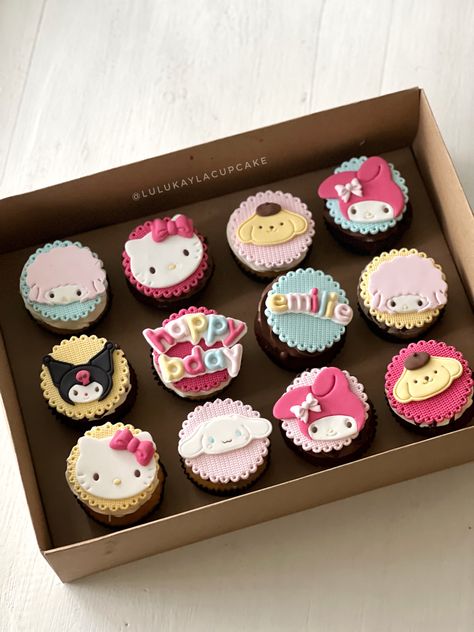 Sanrio Cupcakes Ideas, Sanrio Cake Pops, Cinnamoroll Cupcake, Sanrio Cupcakes, Kuromi Cupcake, Sanrio Desserts, Sanrio Birthday Party, Sanrio Cake, Sanrio Birthday