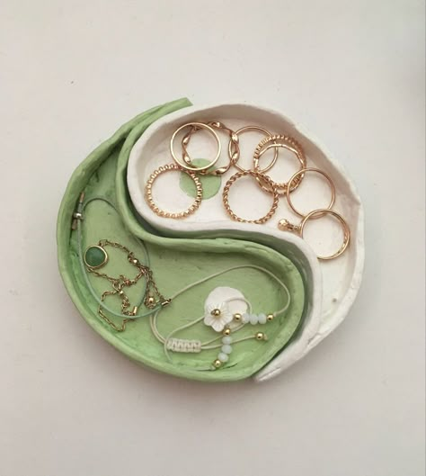 Ceramic Jewelry Display, Clay Jewellery Holder, Clay Tray, Clay Project Ideas, Clay Idea, Clay Items, Jewellery Holder, Sculpture Art Clay, Jewelry Clay