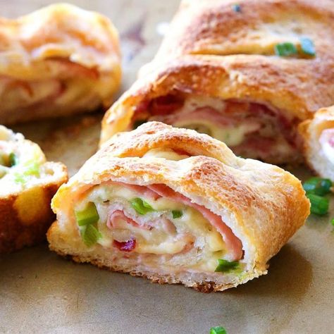 Ham and Swiss Stromboli - I love this easy weeknight dinner! the-girl-who-ate-everything.com Ham And Swiss Stromboli, Garbage Bread, Stromboli Recipe Easy, Ham And Swiss, Cooked Ham, The Girl Who Ate Everything, Stromboli Recipe, Stuffed Bread, Fingerfood Party